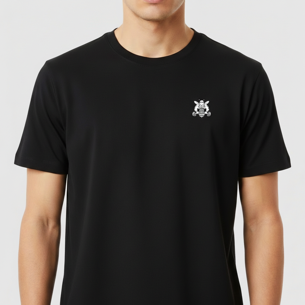 Camiseta com estampa frontal de um pequeno emblema e estampa traseira de um leão com coroa e texto "I'm the King".