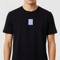 Camiseta com estampa frontal de retângulo gradiente e estampa traseira de lâmpada rodeada por explosão de cores vibrantes em fundo gradiente.