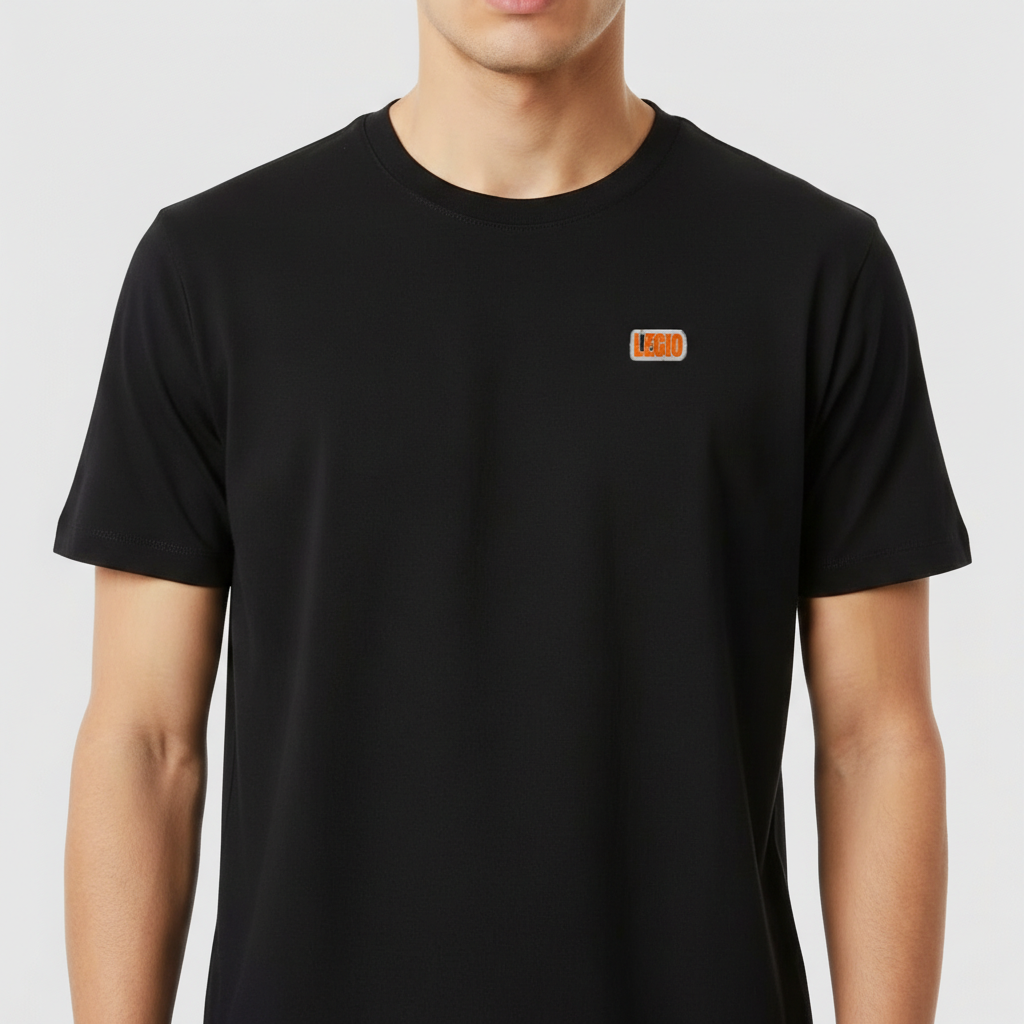 Camiseta com estampa frontal de um pequeno logotipo retangular com a palavra "Legion" e estampa traseira de Papai Noel armado com mensagem "Feliz Natal, câmbio desligo".