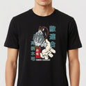 Camiseta com estampa frontal de uma figura com várias mãos, alguns caracteres japoneses e o nome "Tomura Shigaraki" em destaque.