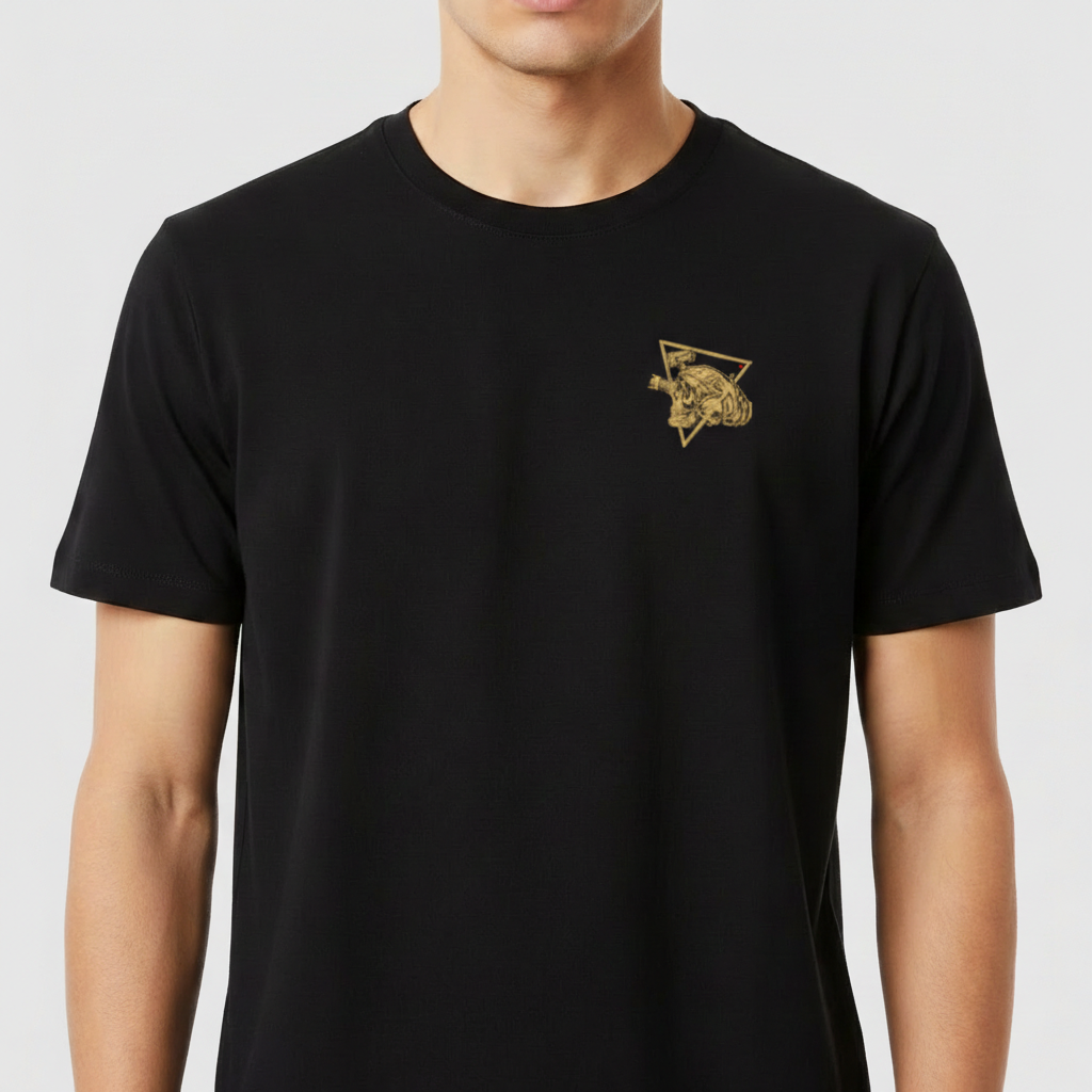 Camiseta com estampa frontal de caveira com capacete e óculos em triângulo e estampa traseira de caveira tática detalhada, texto "Ghostlens Tactical".
