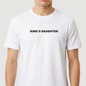 Camiseta com estampa frontal de texto estilizado que diz "KING'S DAUGHTER", apresentando uma tipografia em destaque centralizada.