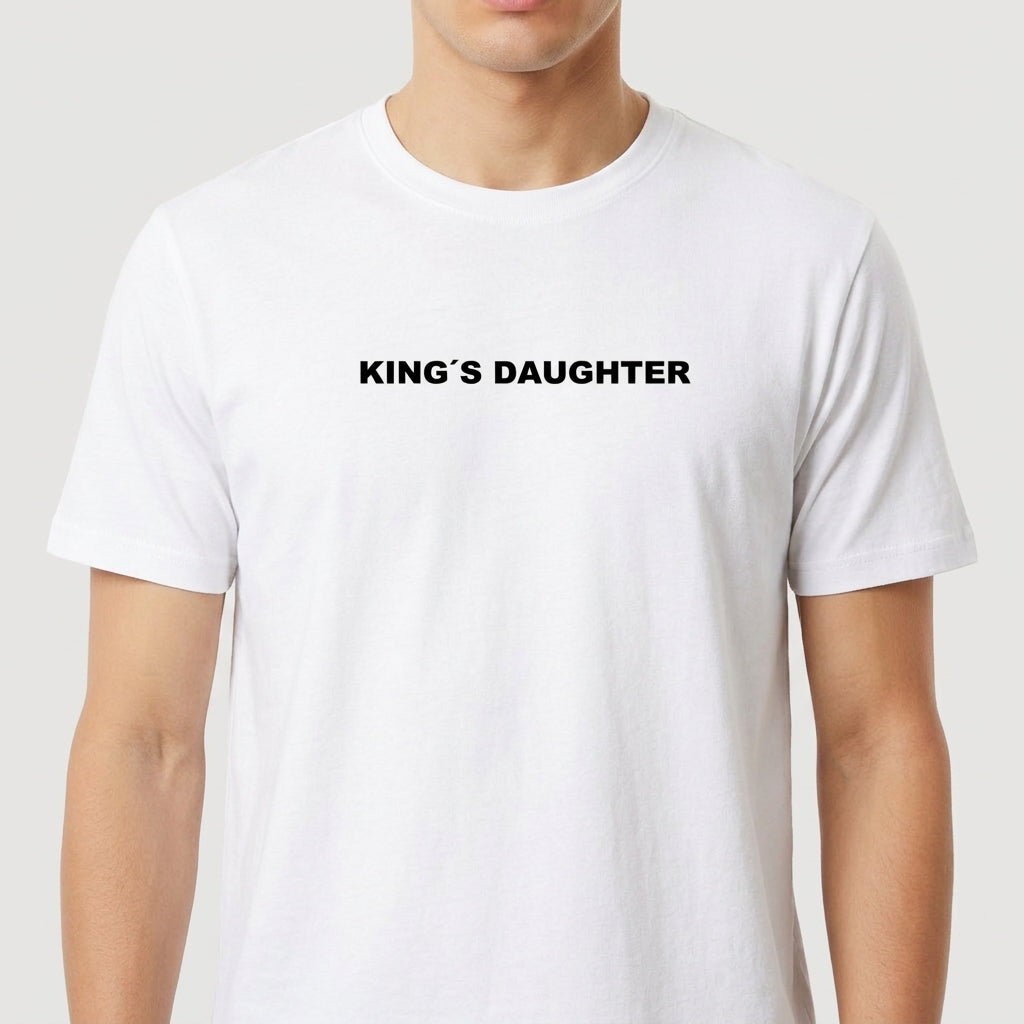 Camiseta com estampa frontal de texto estilizado que diz "KING'S DAUGHTER", apresentando uma tipografia em destaque centralizada.