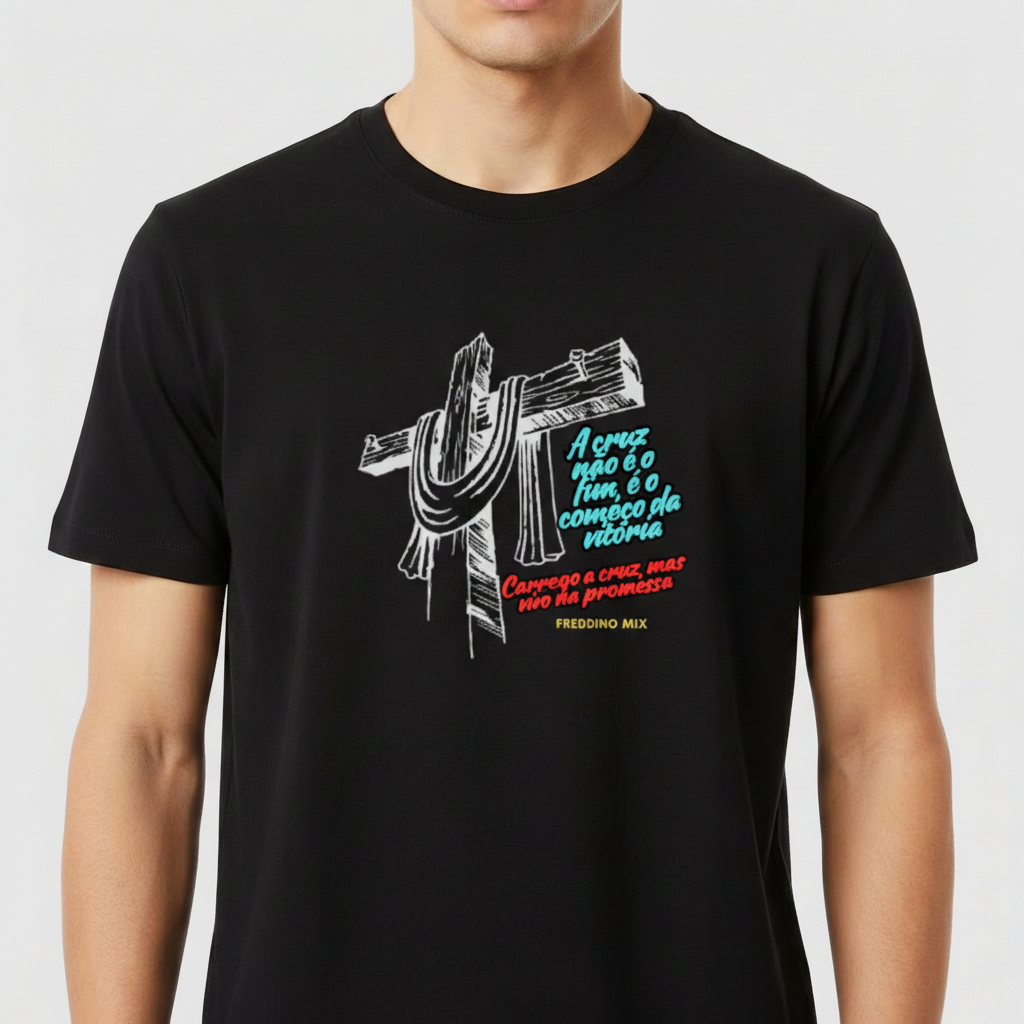 Camiseta com estampa frontal de uma cruz estilizada em traços brancos e texto ao lado em fontes variadas, incluindo uma mensagem inspiradora.