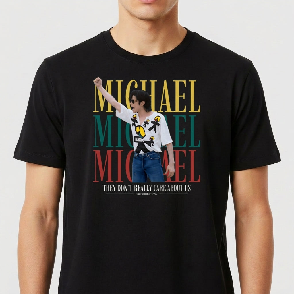 Camiseta com estampa frontal de retrato de artista posando com óculos e camisa decorada, sobreposto ao nome repetido em blocos grandes, e frase adicional.