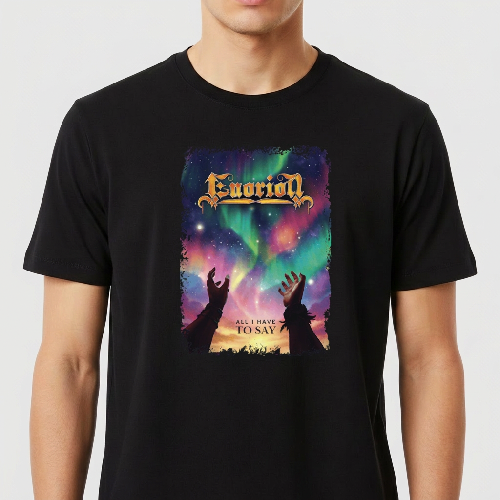 Camiseta com estampa frontal de letras ornamentadas sobre uma cena de aurora boreal, mãos erguidas e frase “ALL I HAVE TO SAY” no horizonte.