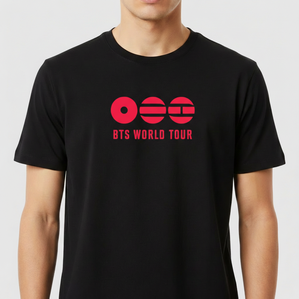 Camiseta com estampa frontal de três círculos, cada um com um design único e a frase "BTS WORLD TOUR" escrita em fonte destacada abaixo.