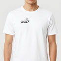 Camiseta com estampa frontal de martelo e texto "Don't Tap The Glass" e estampa traseira de rosto com boné, texto e blocos coloridos ao lado.