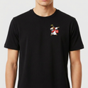 Camiseta com estampa frontal de pinguim dabbing vestido como anjo, usando auréola e segurando uma sacola vermelha com a palavra "angel".