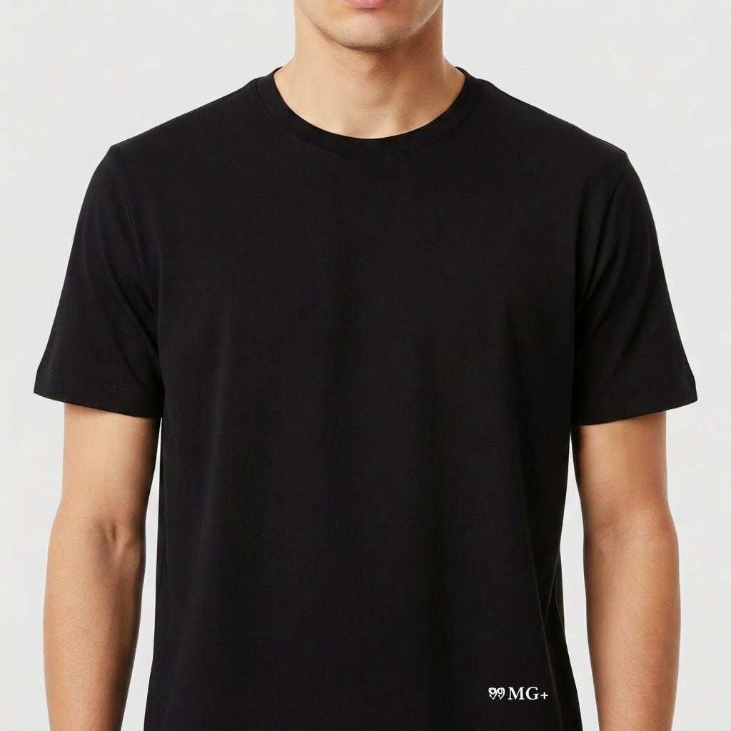 Camiseta com estampa frontal de texto pequeno "M.G." no canto inferior e estampa traseira de texto "MAIN M" próximo à gola.