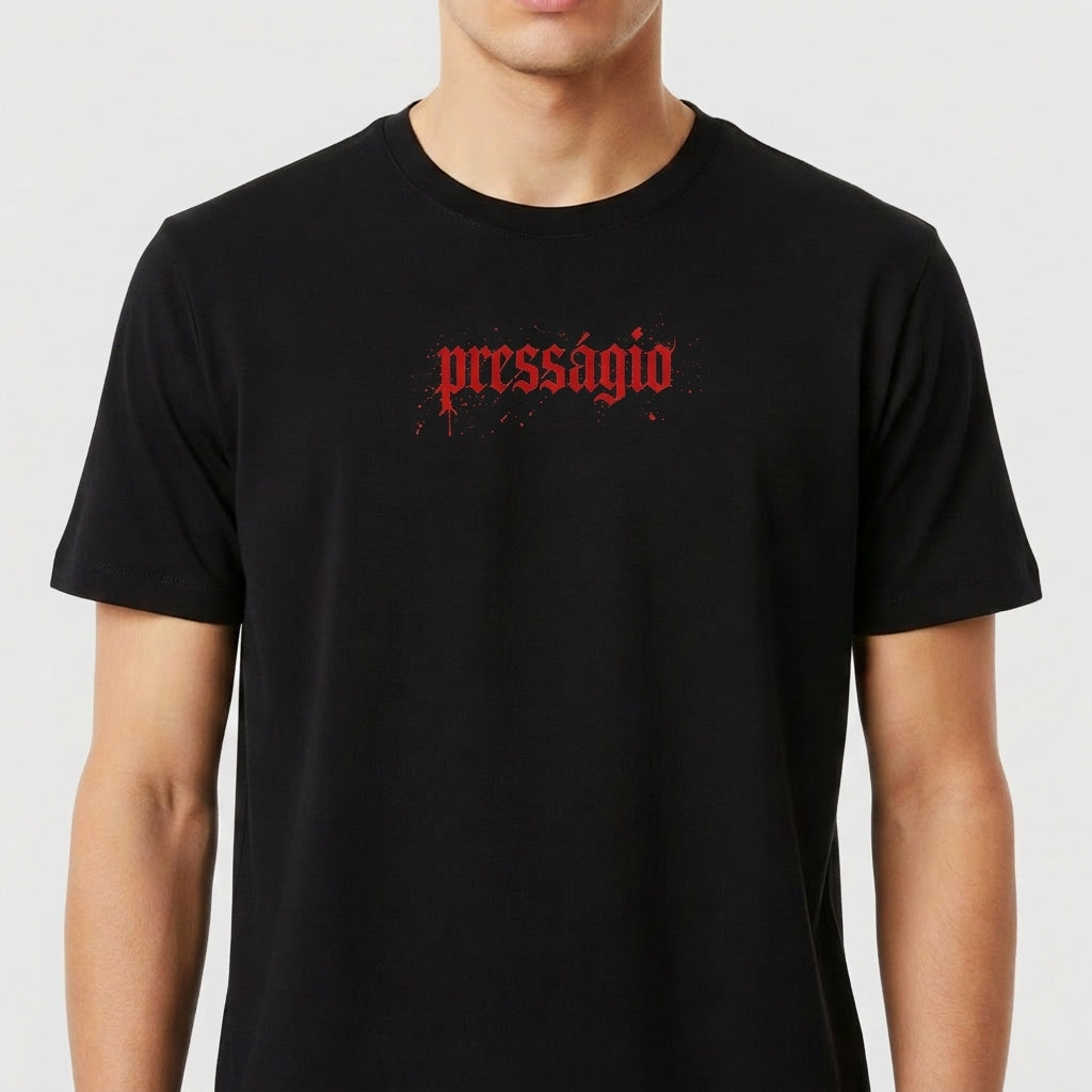 Camiseta com estampa frontal de palavra estilizada "pressagio" e estampa traseira de um círculo contendo o texto "Maffie Records" em fonte marcante.