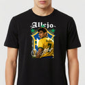 Camiseta com estampa frontal de futebolista com uniforme, troféu e dois anos em destaque acima, em frente a um grande escudo estilizado, assinada em letra cursiva.