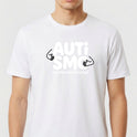 Camiseta com estampa frontal de "AUTISMO" acompanhado de mãos e frase "Ser diferente é normal" e estampa traseira de peças de quebra-cabeça com "O QUE NOS CONECTA É O amor".