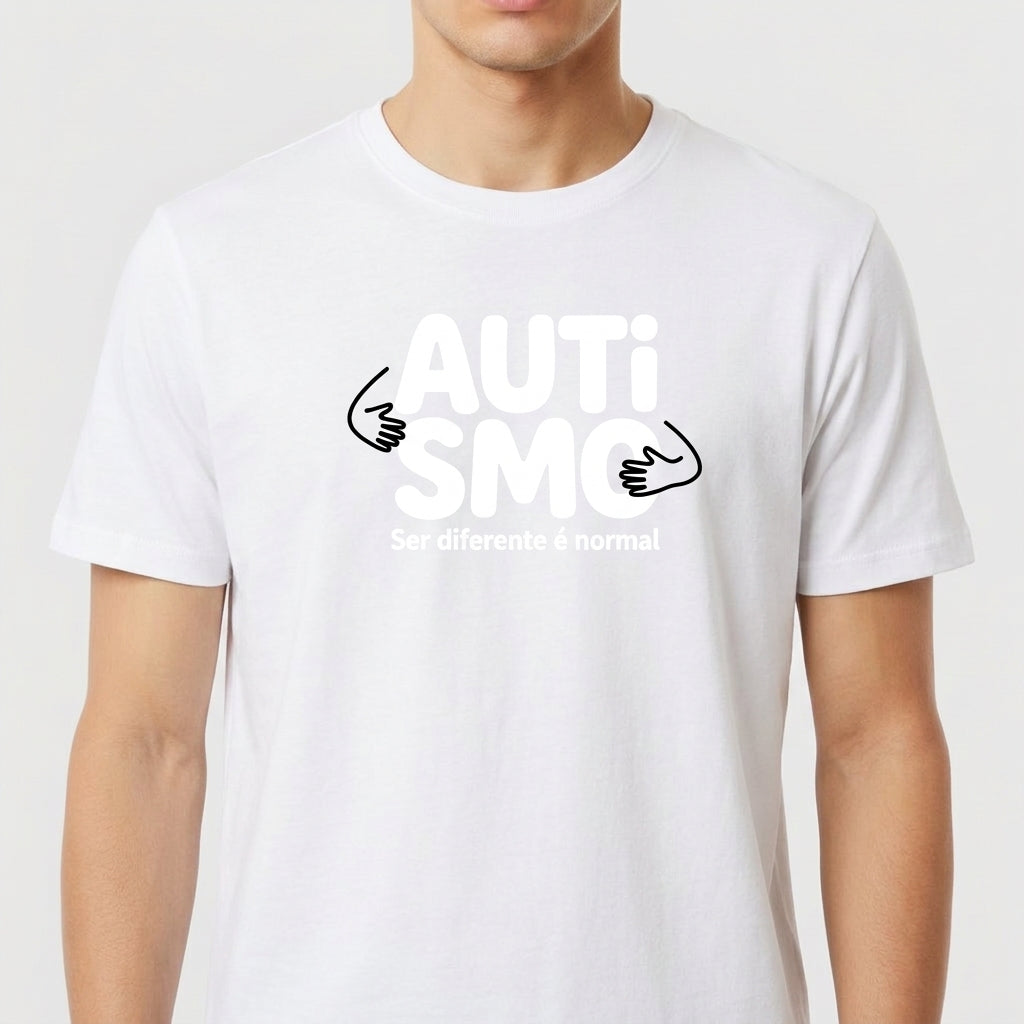 Camiseta com estampa frontal de "AUTISMO" acompanhado de mãos e frase "Ser diferente é normal" e estampa traseira de peças de quebra-cabeça com "O QUE NOS CONECTA É O amor".