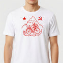Camiseta com estampa frontal de montanha, ciclista deitado sobre bicicleta, estrelas, foice e martelo, estrela solitária e texto "Ciclistas Comunistas".