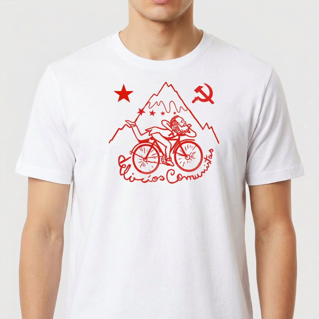 Camiseta com estampa frontal de montanha, ciclista deitado sobre bicicleta, estrelas, foice e martelo, estrela solitária e texto "Ciclistas Comunistas".