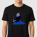 Camiseta com estampa frontal de um piloto comemorando em kart, usando capacete e roupa de corrida, com um braço levantado em gesto de vitória.