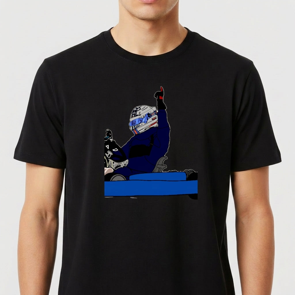 Camiseta com estampa frontal de um piloto comemorando em kart, usando capacete e roupa de corrida, com um braço levantado em gesto de vitória.