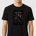 Camiseta com estampa frontal de ilustração detalhada de personagem feminina armada, cercada por textos estilizados destacando temas táticos e militares.
