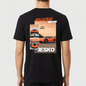 Camiseta com estampa traseira de carro esportivo em alta velocidade, nome "Jesko" em destaque e detalhes visuais incluindo fotos do veículo e texto.