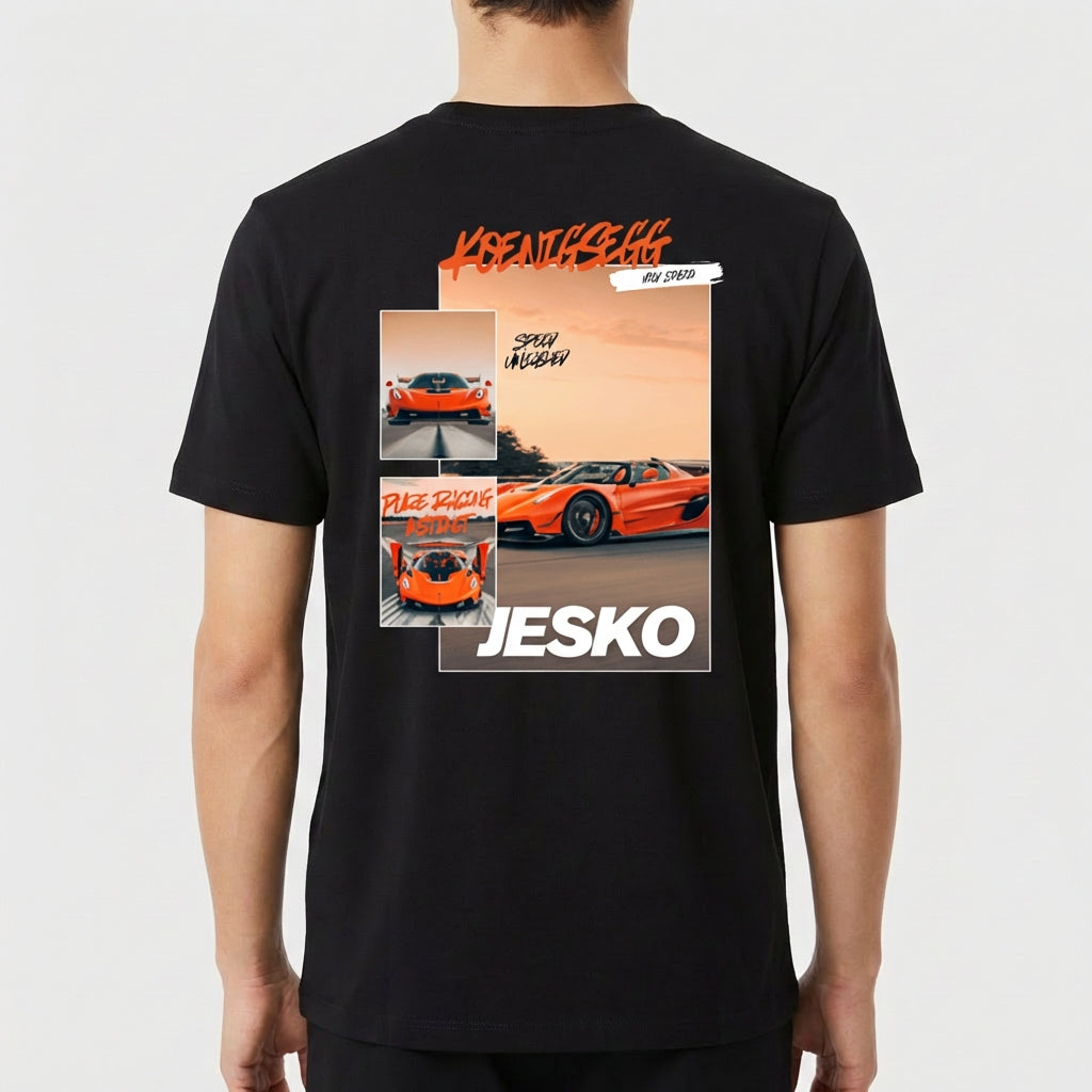 Camiseta com estampa traseira de carro esportivo em alta velocidade, nome "Jesko" em destaque e detalhes visuais incluindo fotos do veículo e texto.