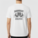 Camiseta com estampa traseira de texto "RAWBEAT RB", estrelas em destaque, acompanhado de símbolos de copyright e texto "WORLDWIDE MEMBERS ONLY".