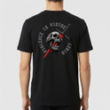 Camiseta com estampa frontal de frase estilizada "Violence is Virtue Legio" e estampa traseira de caveira perfurada por espada com inscrição ao redor.