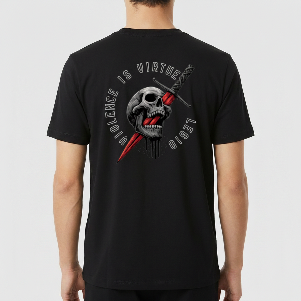Camiseta com estampa frontal de frase estilizada "Violence is Virtue Legio" e estampa traseira de caveira perfurada por espada com inscrição ao redor.