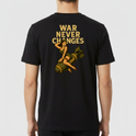 Camiseta com estampa frontal de uma bomba com a inscrição "Lego" e estampa traseira de mulher sentada sobre uma bomba com a frase "War Never Changes".