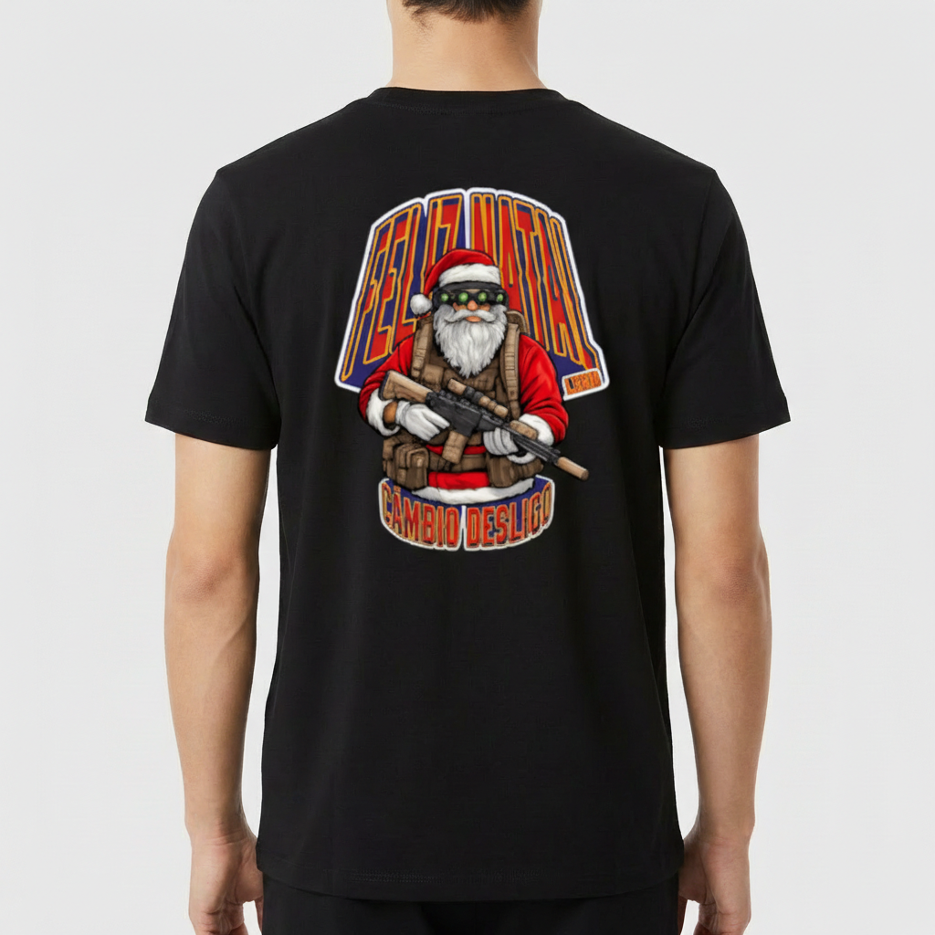 Camiseta com estampa frontal de logo pequeno com texto e estampa traseira de Papai Noel segurando rifle, com textos grandes em estilo festivo.