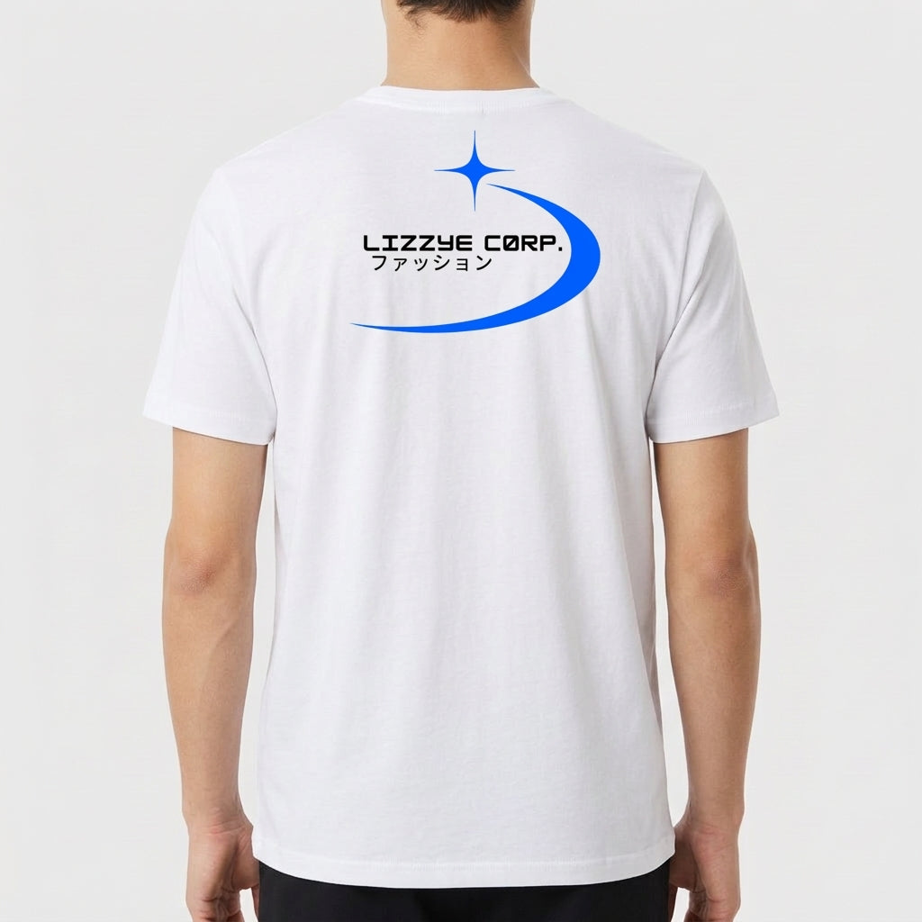 Camiseta com estampa frontal de "Lizzye Corp." em letras estilizadas e símbolo estelar acompanhada de caracteres japoneses, e estampa traseira replicando o logo com maior destaque.