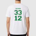 Camiseta com estampa frontal de frase inspiradora acompanhada de símbolo nacional e estampa traseira com texto "SALMOS" acima dos números "33" e "12".
