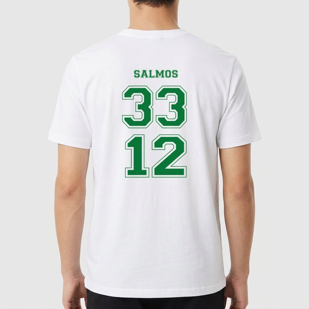 Camiseta com estampa frontal de frase inspiradora acompanhada de símbolo nacional e estampa traseira com texto "SALMOS" acima dos números "33" e "12".