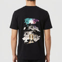 Camiseta com estampa frontal de um braço segurando uma coroa e estampa traseira de um portal rodeado por paisagens oníricas em um estilo artístico abstrato.