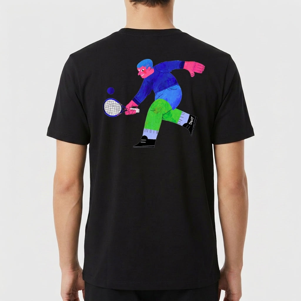 Camiseta com estampa frontal de lettering colorido e elementos circulares, e estampa traseira de personagem em ação jogando squash com raquete e bola.