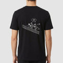 Camiseta com estampa frontal de texto estilizado "10nis" e estampa traseira de ilustração de duas pessoas jogando tênis com fala "Sque!" em quadrinho.