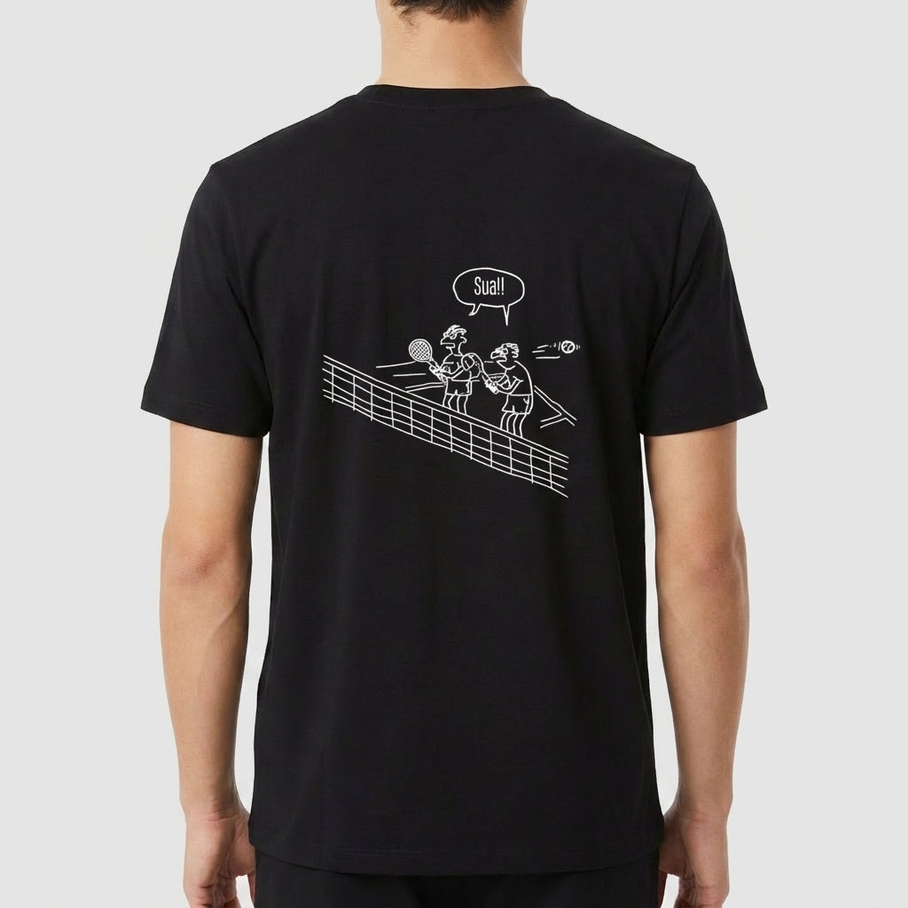Camiseta com estampa frontal de texto estilizado "10nis" e estampa traseira de ilustração de duas pessoas jogando tênis com fala "Sque!" em quadrinho.