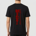 Camiseta com estampa frontal de logotipo circular pequeno e estampa traseira de arte vertical com padrões geométricos e letras estilizadas.