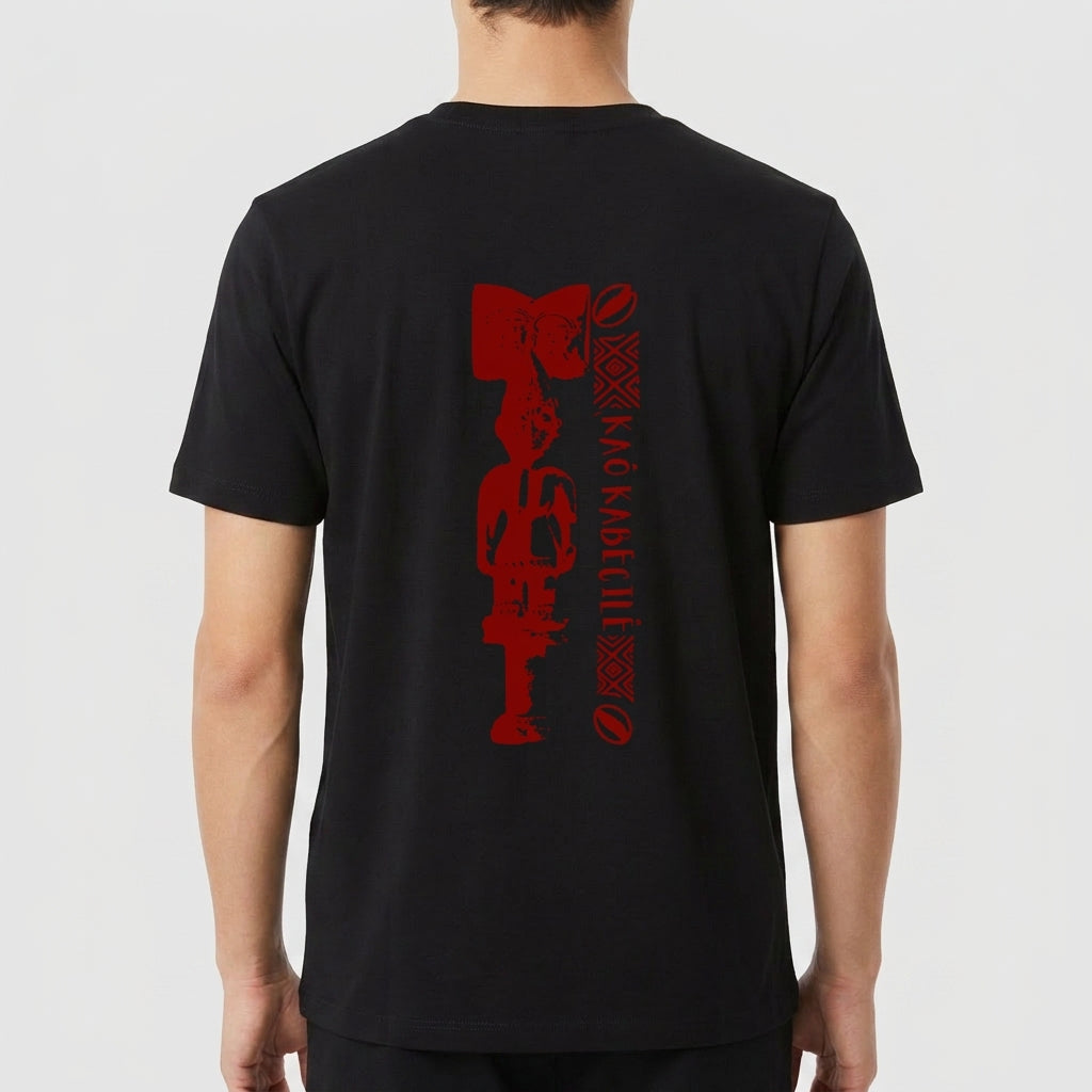 Camiseta com estampa frontal de logotipo circular pequeno e estampa traseira de arte vertical com padrões geométricos e letras estilizadas.