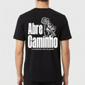 Camiseta com estampa traseira de mão segurando uma chave intricada ao lado das palavras "Abre Caminho" e uma frase menor abaixo, em estilo imponente.