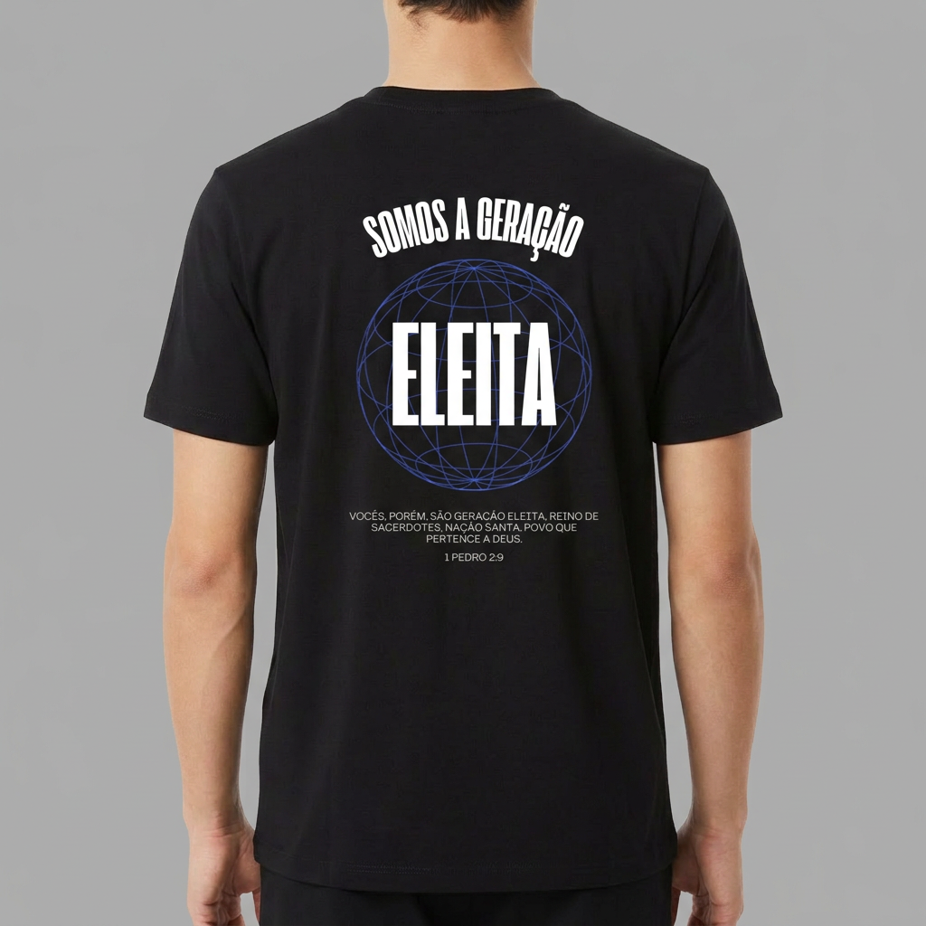 Camiseta com estampa frontal de cruz vertical com detalhes finos e estampa traseira com frase "SOMOS A GERAÇÃO ELEITA", globo de linhas e citação bíblica.