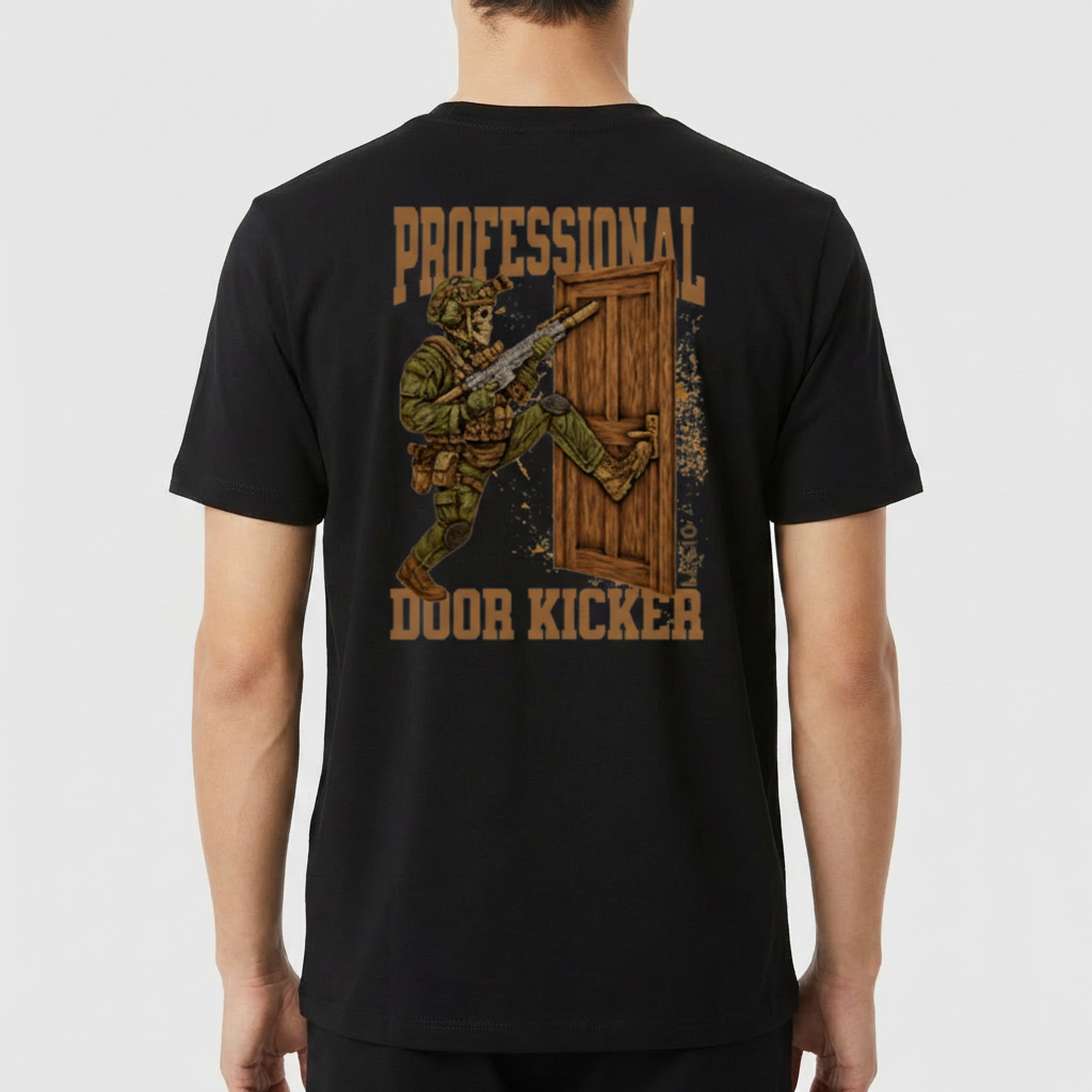 Camiseta com estampa frontal de porta entreaberta com textos e estampa traseira de soldado armado chutando uma porta, cercado por texto "Professional Door Kicker".