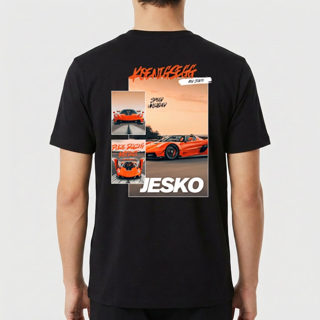 Camiseta com estampa traseira de carros esportivos em movimento, com o texto "Koenigsegg Jesko", imagens e estilo gráfico inspirado em pôsteres.