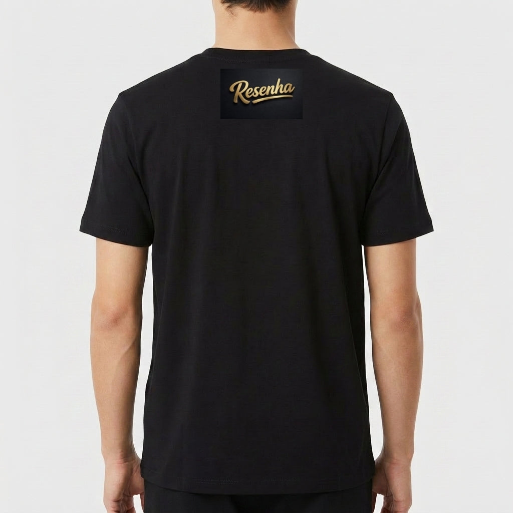 Camiseta com estampa frontal de emblema "10 Resenha", apresentando elementos circulares e estrelas, e estampa traseira de logotipo com a palavra "Resenha".
