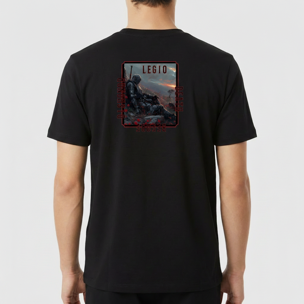 Camiseta com estampa frontal de uma mão metálica segurando uma rosa e estampa traseira de um guerreiro em armadura sobre campo de batalha, cercado por texto.
