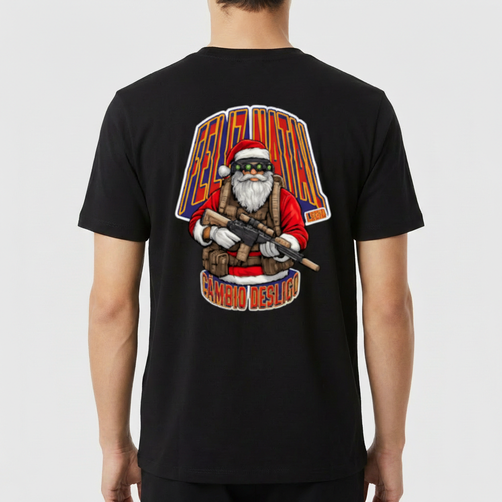 Camiseta com estampa frontal de um pequeno logotipo retangular e estampa traseira de um Papai Noel moderno segurando um rifle, rodeado por letras.