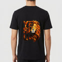 Camiseta com estampa frontal de símbolo textual estilizado com ornamento refinado e estampa traseira de leão imponente integrado à palavra "YESHUA".