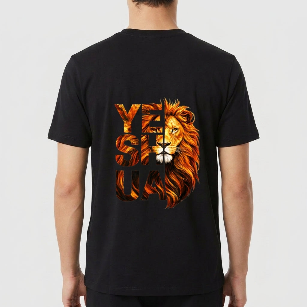 Camiseta com estampa frontal de símbolo textual estilizado com ornamento refinado e estampa traseira de leão imponente integrado à palavra "YESHUA".