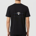 Camiseta com estampa frontal de figura estilizada minimalista e estampa traseira de escudo detalhado com texto artístico ao redor e pequenas estrelas decorativas.
