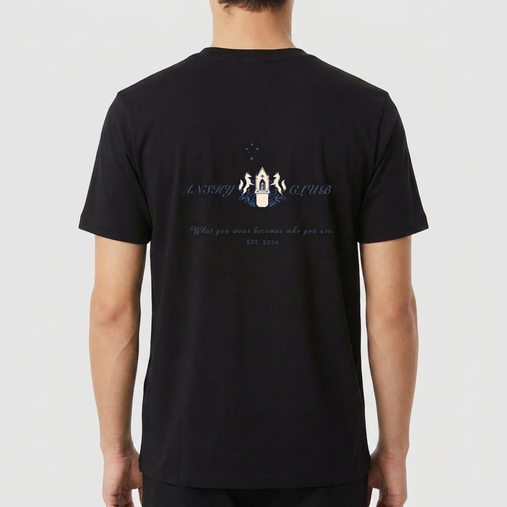 Camiseta com estampa frontal de figura estilizada minimalista e estampa traseira de escudo detalhado com texto artístico ao redor e pequenas estrelas decorativas.